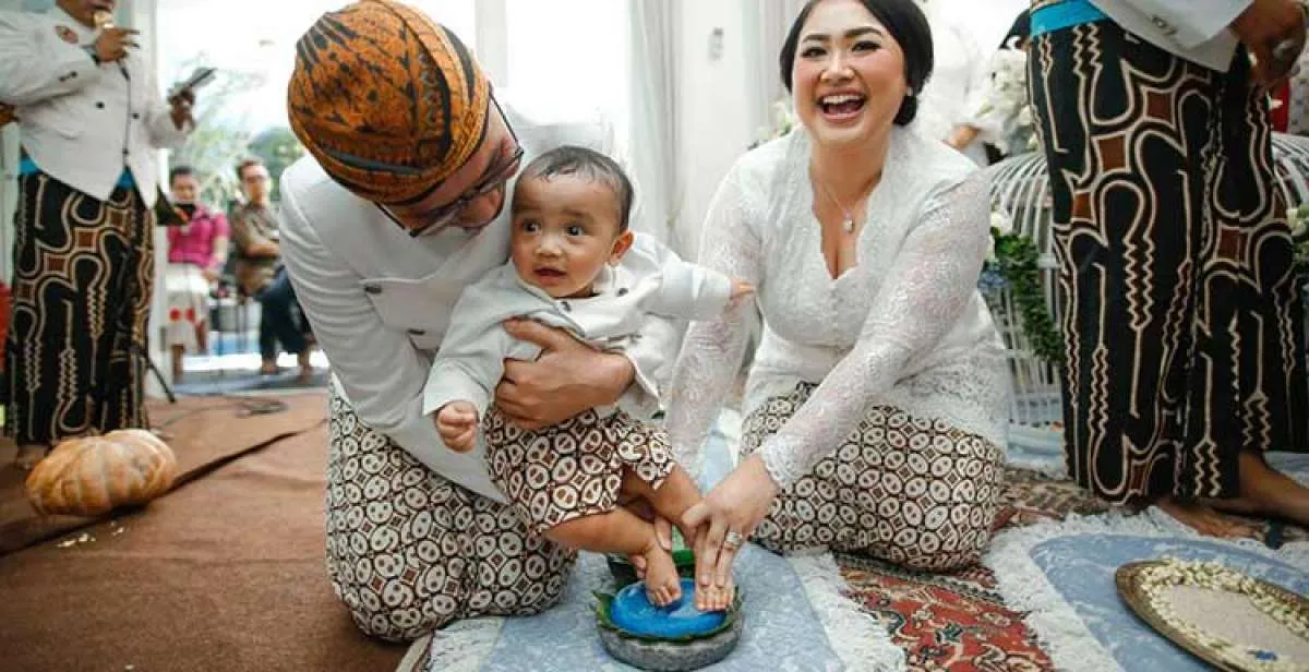 Tradisi Tedak Siten: Sejarah, Perlengkapan, dan Tahapan Prosesinya