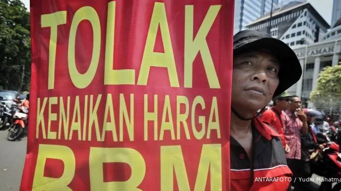 Thousands workers show off against fuel price hike