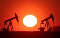 Pasokan Minyak Iran Masuk Pasar, Harga Brent dan WTI Bergerak Tipis Senin (23/3)