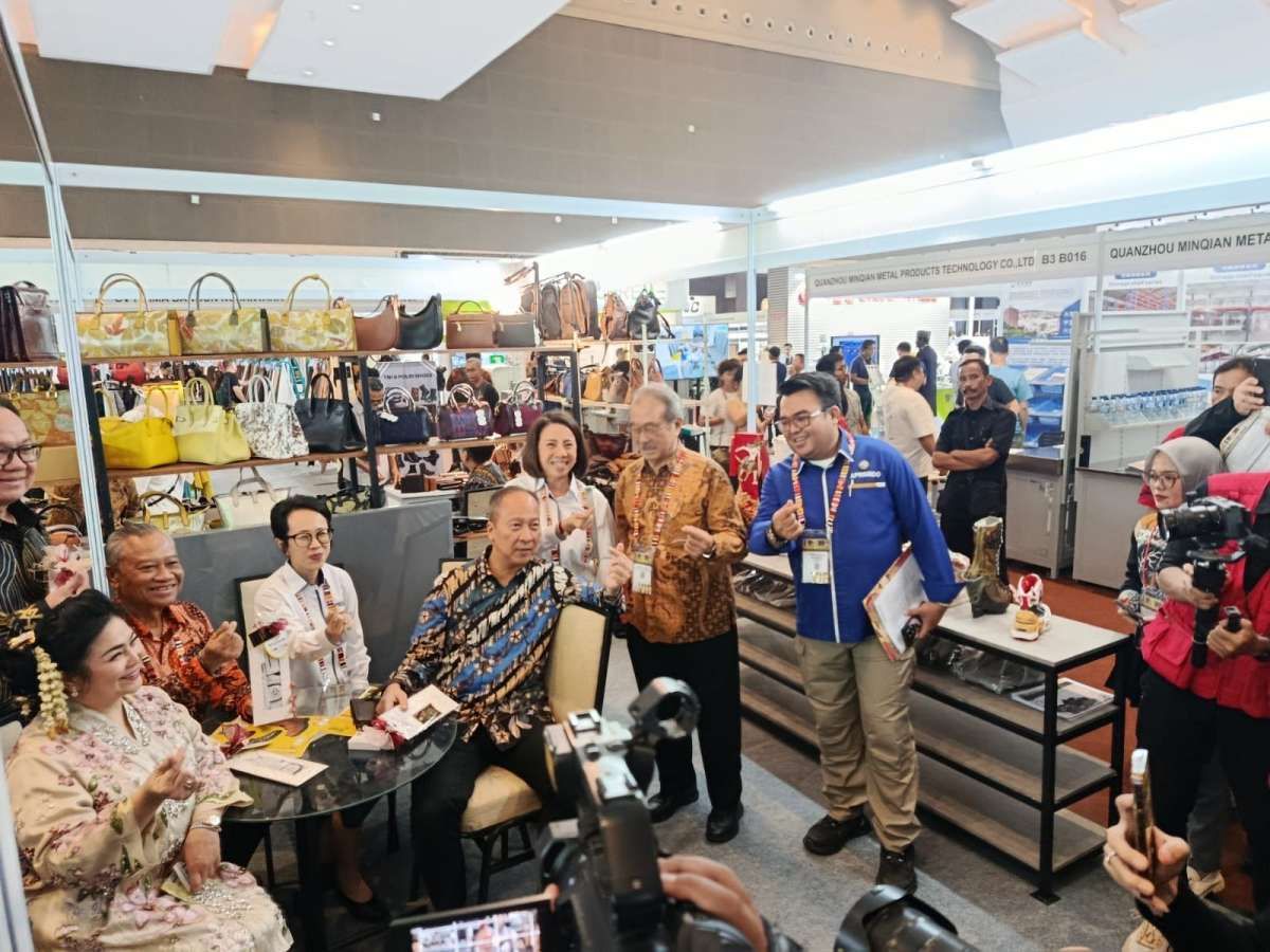 Industri Alas Kaki Masih Tertekan