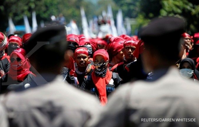 Tough negotiation on Jakarta minimum wages