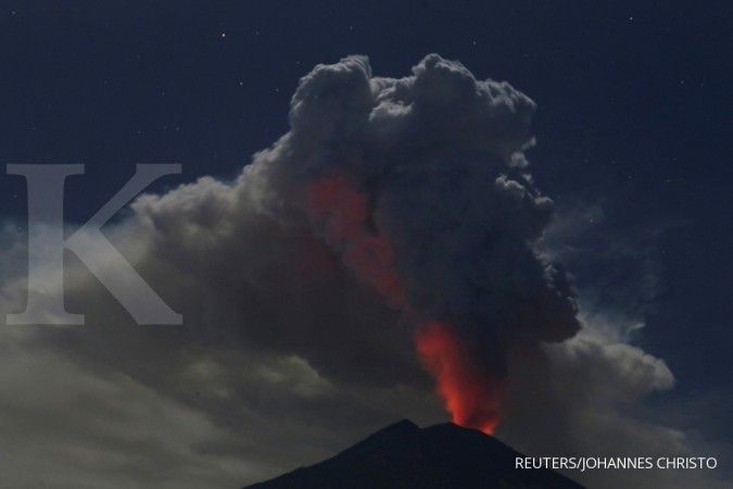 Gunung Agung erupsi, kota Amlapura terdampak hujan abu vulkanik