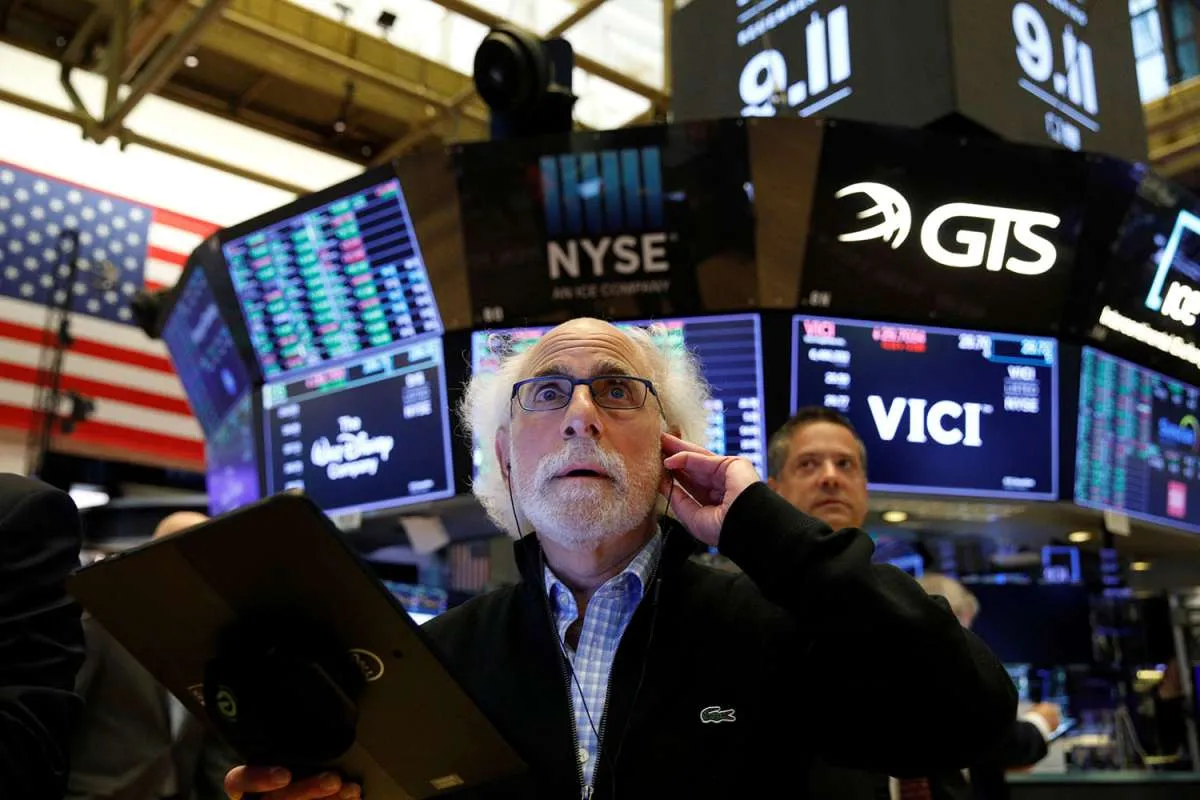 Wall Street tergelincir, terseret ketidakpastian kenaikan pajak perusahaan