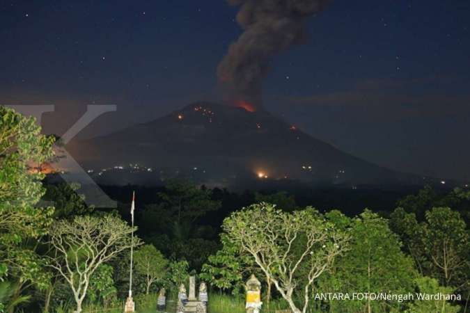 Gunung Agung erupsi disertai gemuruh dan lontaran batu pijar sejauh 3 kilometer