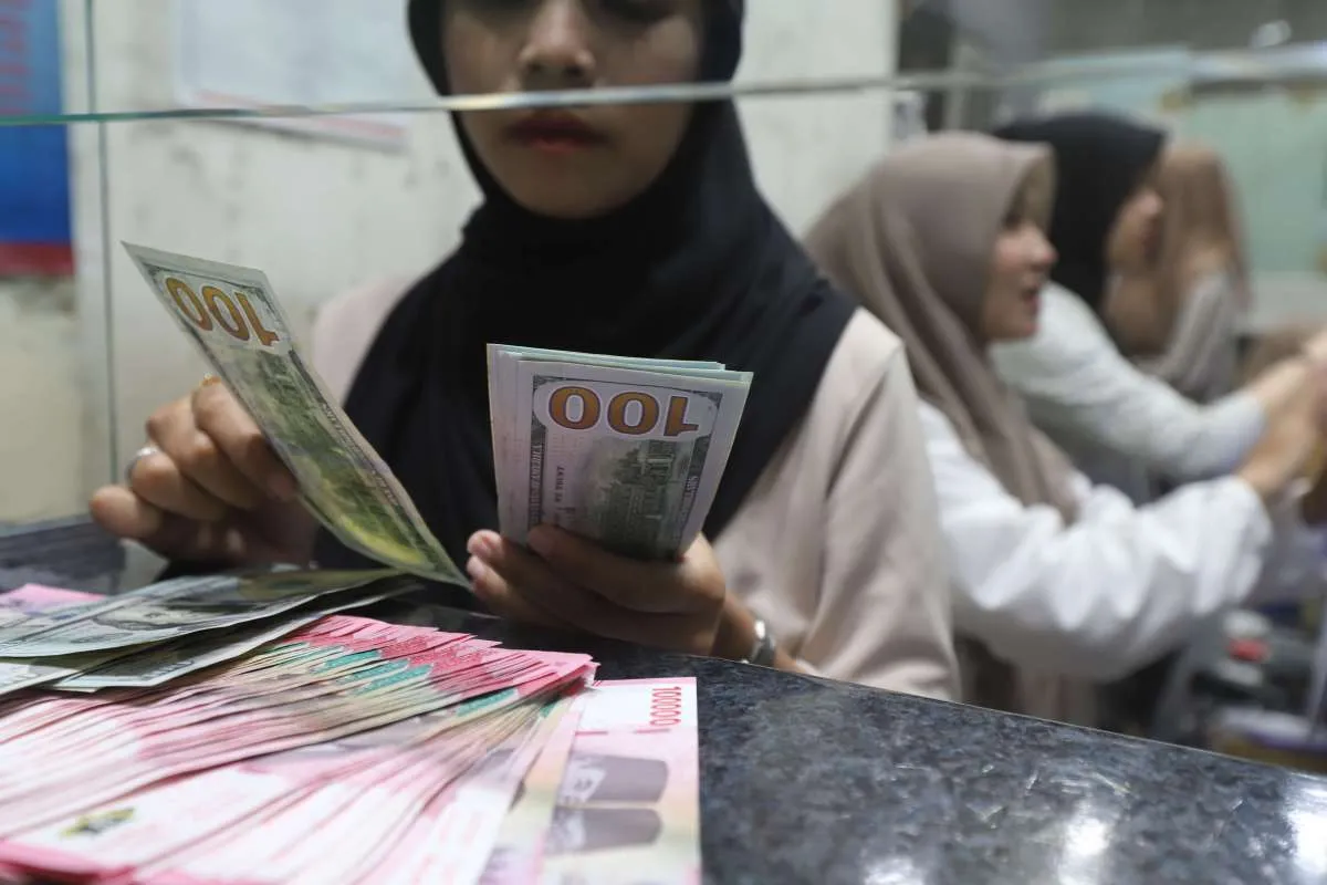 Rupiah Spot Melemah 0,12% ke Rp 16.100 Per Dolar AS Pada Perdagangan Selasa (14/5)