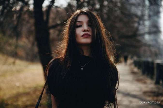 Cewek Mamba, Ini 4 Tips Makeup untuk Tampil Lebih Menawan dengan Outfit Serba Hitam