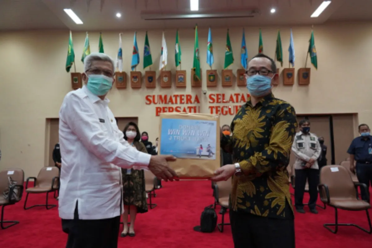 J Trust Bank Serahkan Bantuan APD ke Pemprov Sumatera Selatan