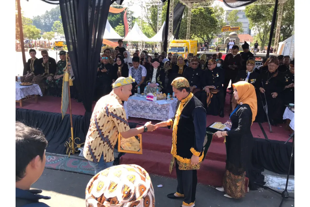 Peringati Hari Jadi Sumedang ke-445, Djiwa Tangguh Meriahkan Kirab Mahkota