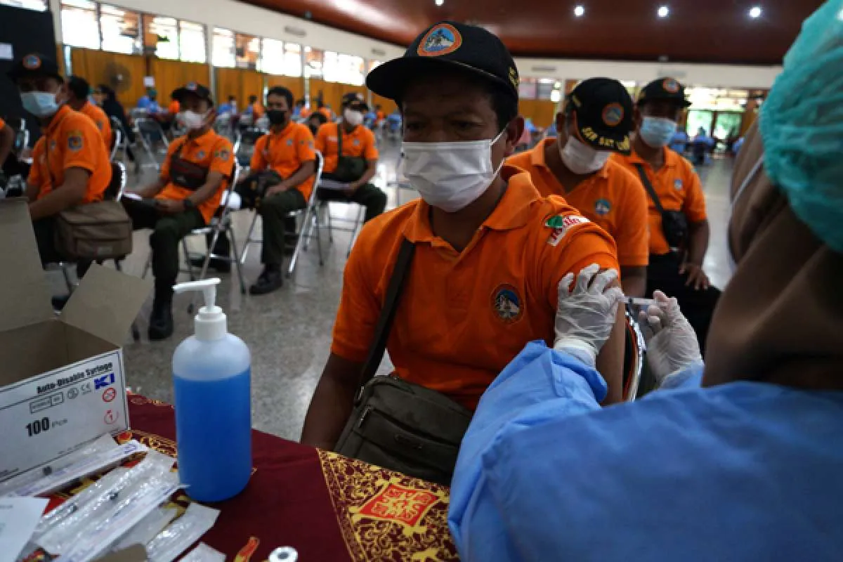 Pemberian vaksin booster Covid-19 ke masyarakat mendesak dilakukan 
