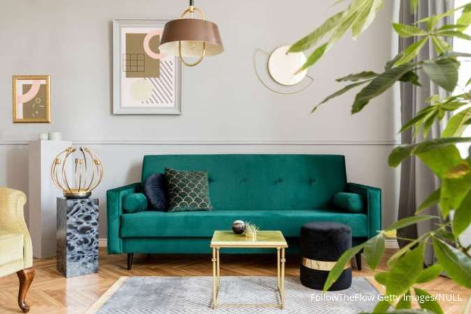 7 Ide Menata Ruang Tamu dengan Sofa Berwarna Hijau Zamrud