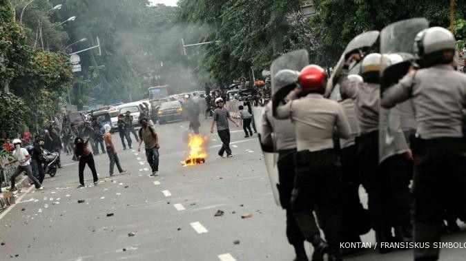Demo BBM, aparat polisi kepung kantor LBH Jakarta