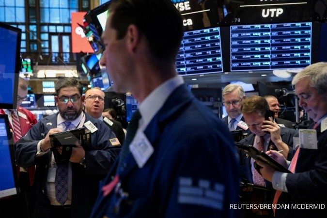 Wall Street tergelincir di tengah beragamnya data ekonomi AS