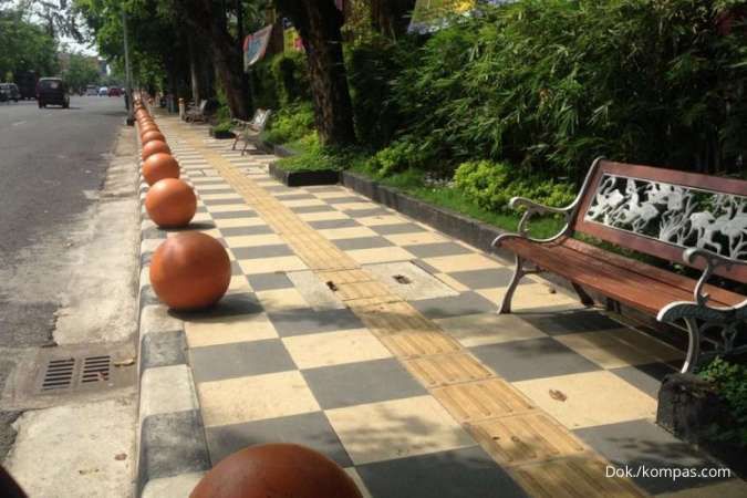 Miliki Manfaat Besar, Ini Dia Fungsi Bola Beton di Trotoar 