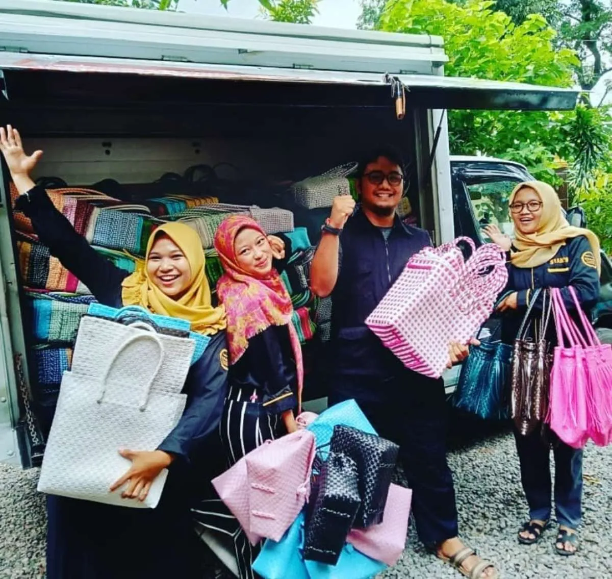 Menganyam laba dari inovasi tas anyaman plastik