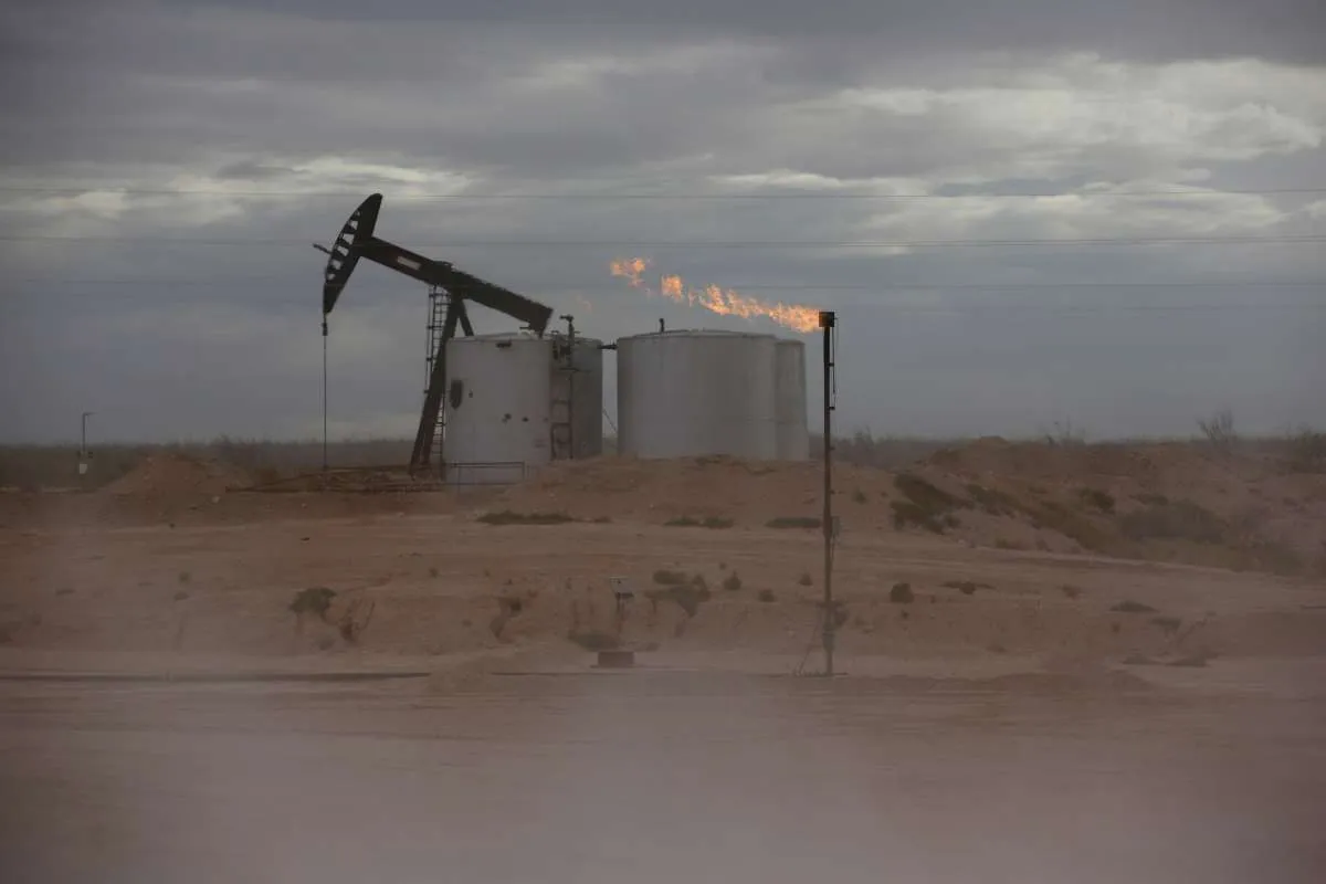 Harga Minyak Ditutup Anjlok Terseret Pasokan yang Kuat, Brent ke US$ 66 Per Barel