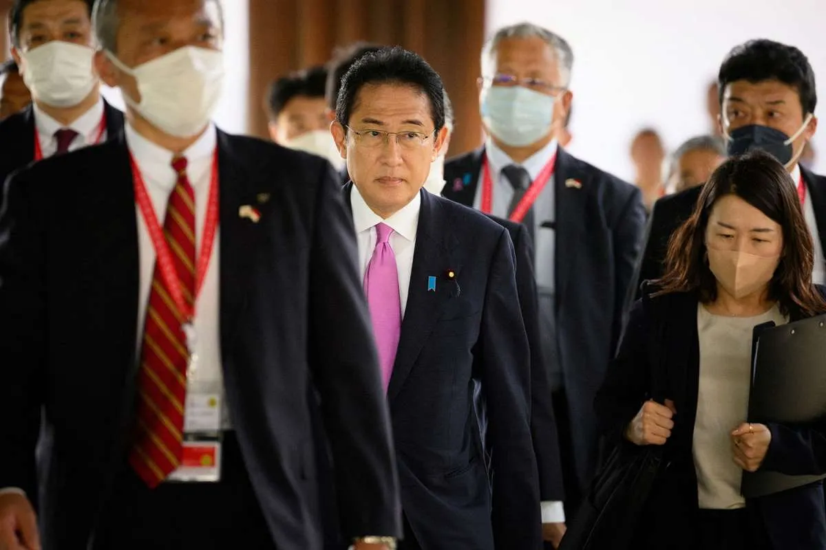 PM Jepang Fumio Kishida Selamat Usai Dilempar Bom Asap Saat Berkampanye