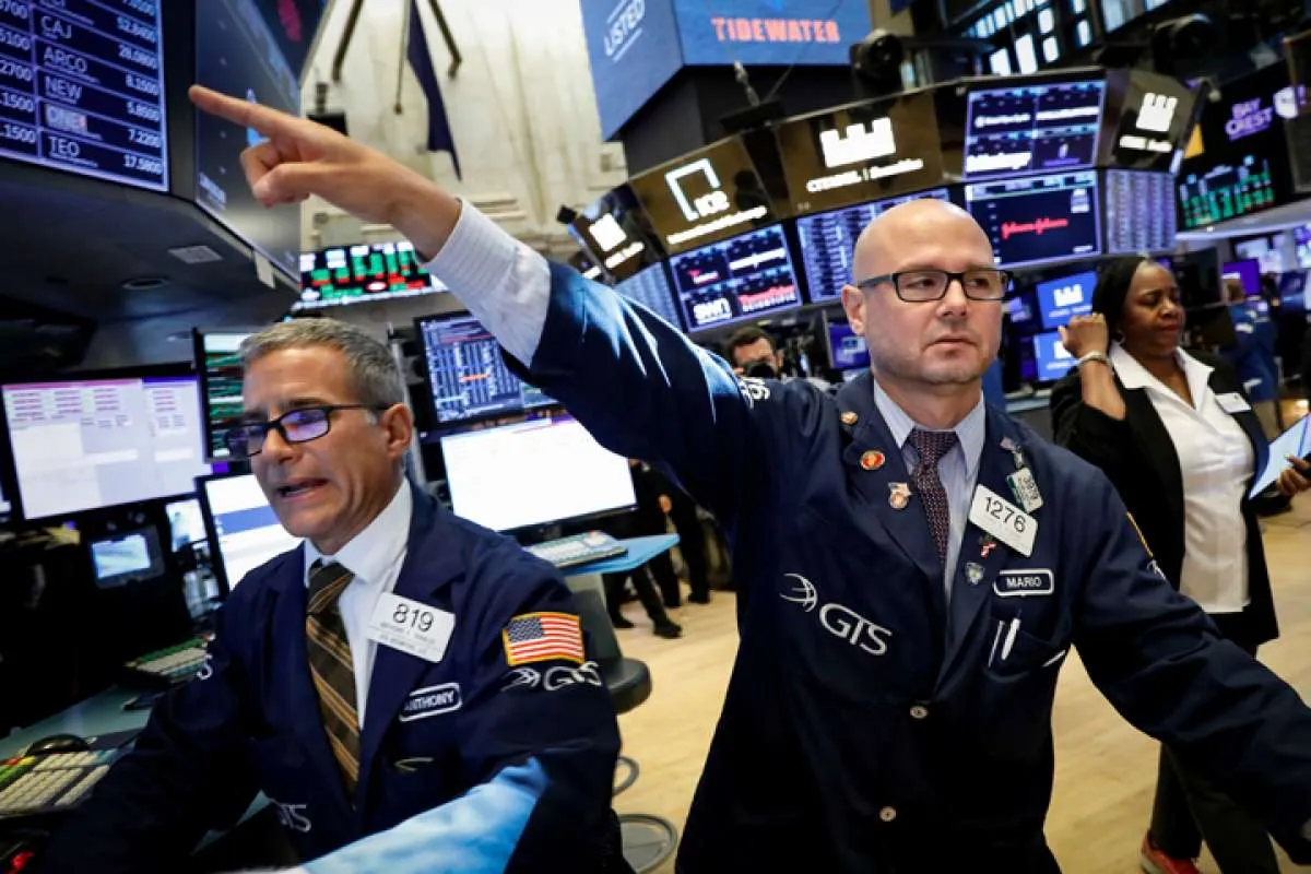 Wall Street menghijau ditopang saham Apple di tengah penantian keputusan The Fed