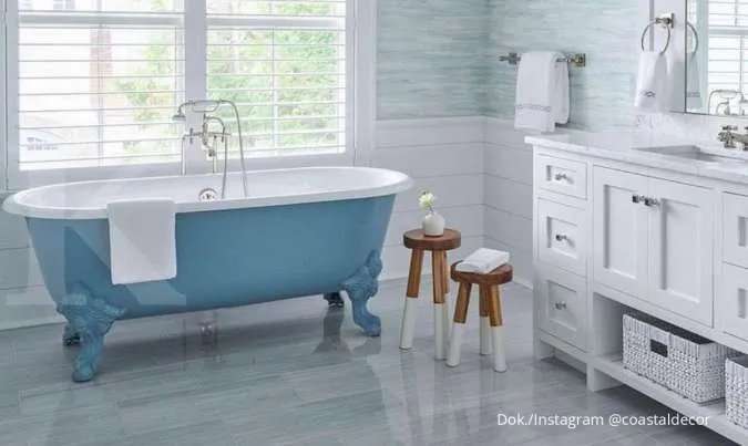 Kamar mandi dengan keramik warna biru