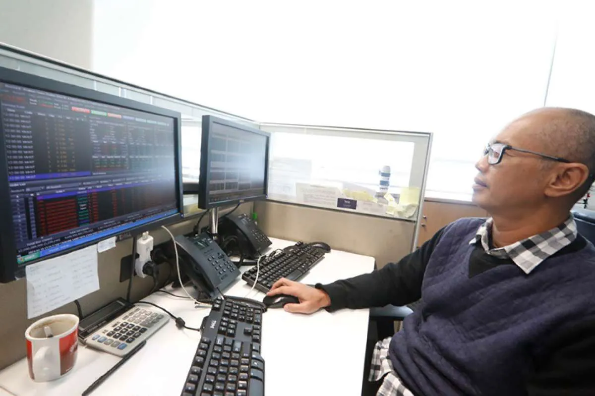 IHSG Turun 0,18% ke 7.281 di Sesi I Senin (26/2), CPIN, ACES, PGEO Top Gainers LQ45