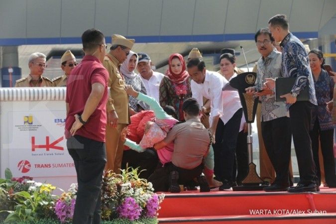 Saat perempuan berkerudung menerobos Paspampres, bersimpuh di hadapan Jokowi 