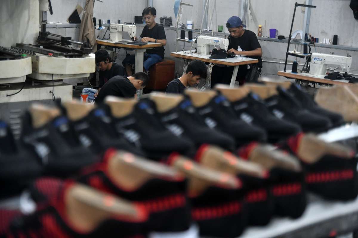 Langkah Berat Produsen Sepatu Lokal