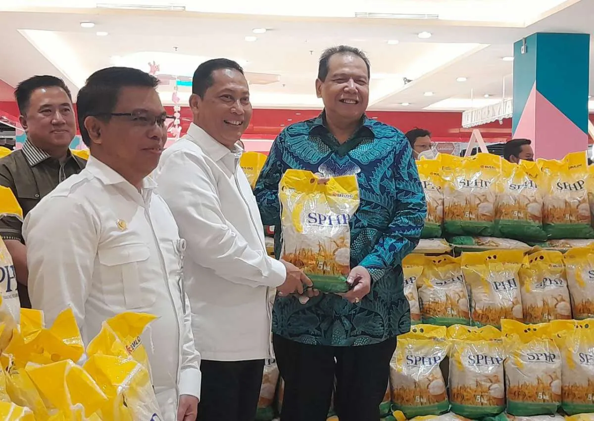 Stabilkan Harga Beras, Bulog Pasok 1.000 Ton Beras ke Transmart