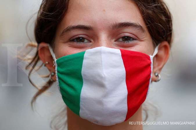 Roma mewajibkan penggunaan masker setelah ada lonjakan kasus corona
