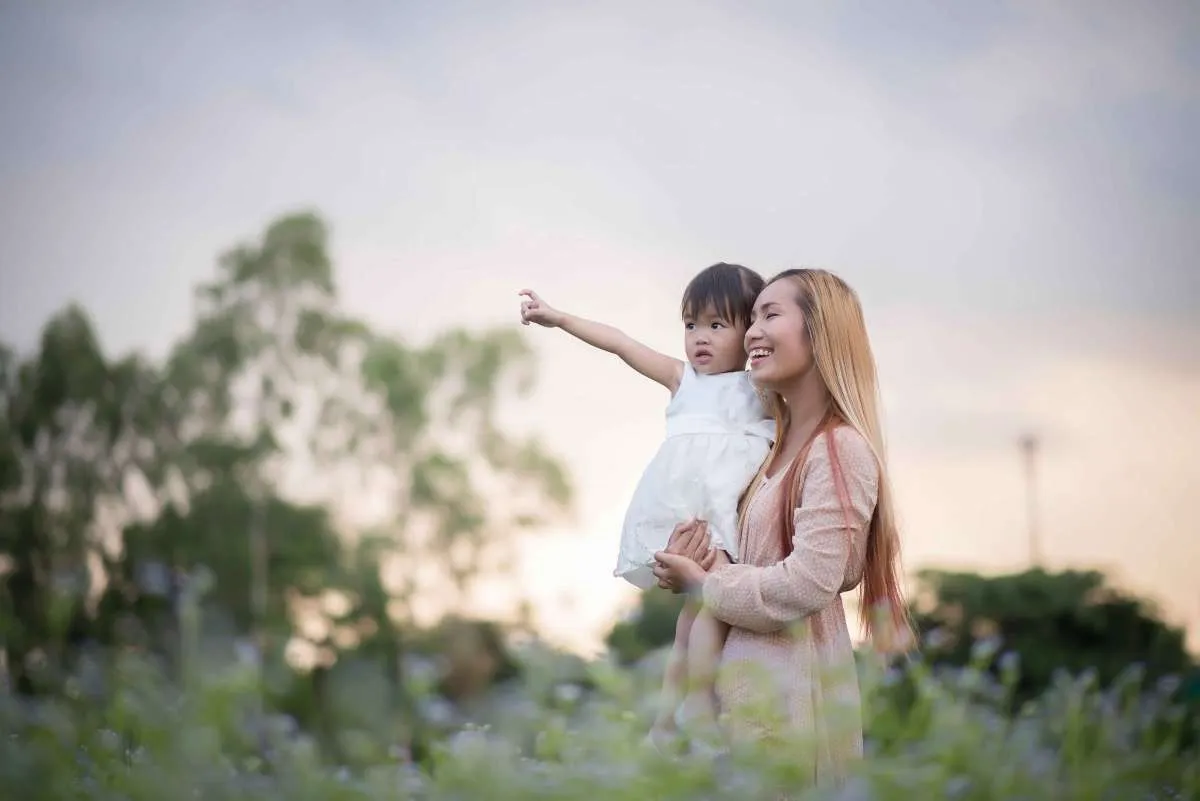 10 Prompt Gemini AI untuk Edit Foto Ibu dan Anak Perempuan Berbagai Konsep