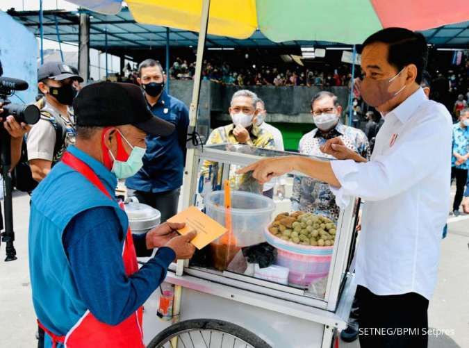 Presiden Jokowi Salurkan Bantuan di Pasar Sederhana, Bandung
