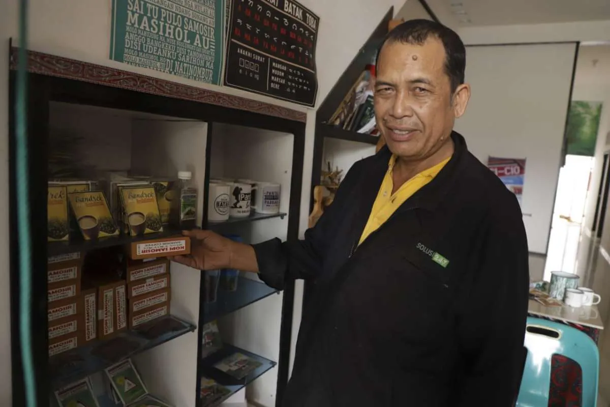 Mempertahankan tradisi minum kopi Robusta di Samosir