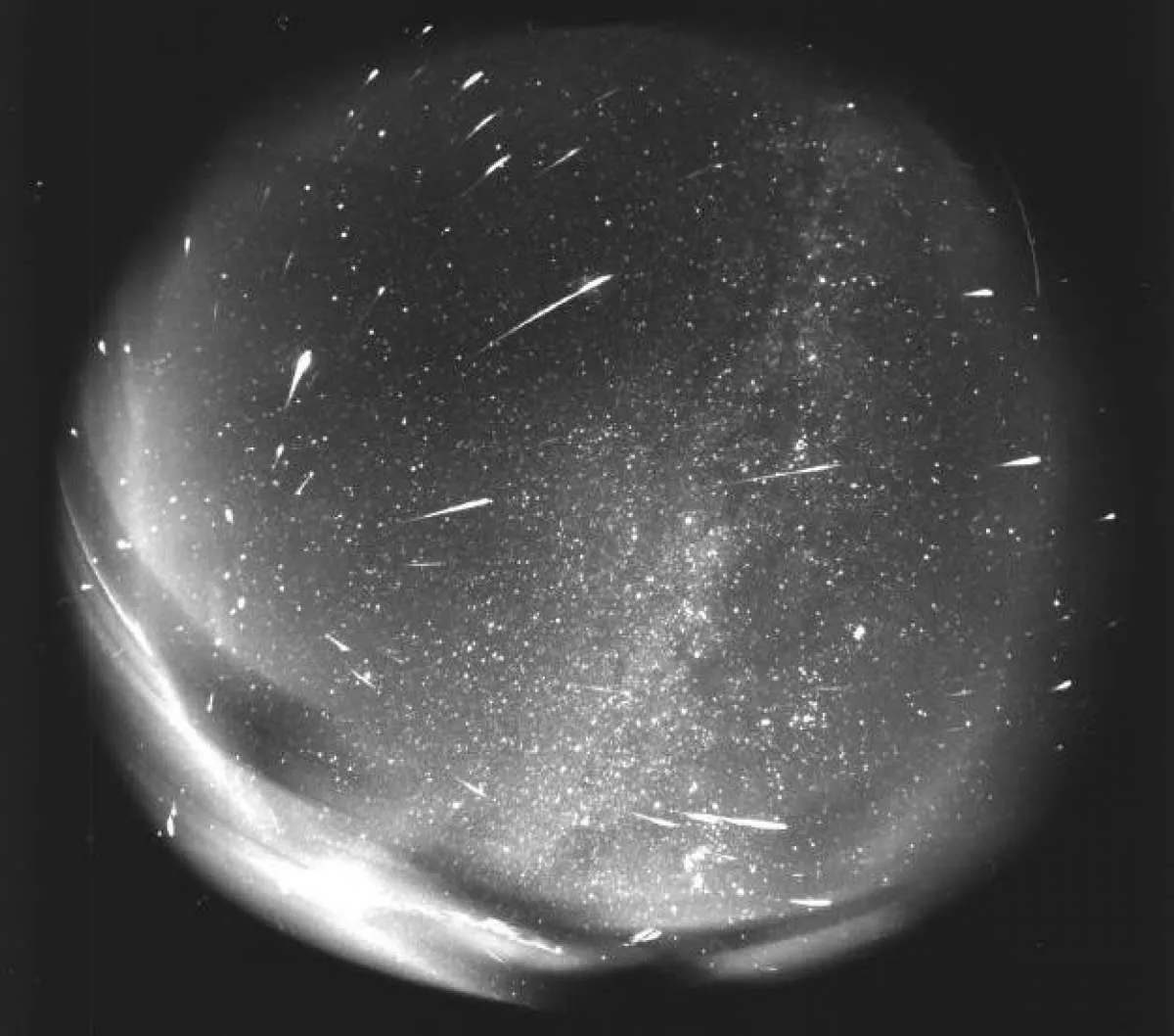 Hari ini bakal terjadi hujan meteor, apakah berbahaya? Simak penjelasan Lapan