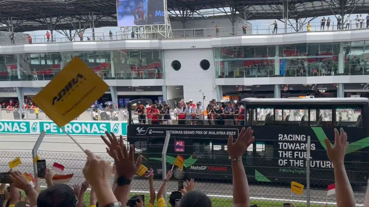 Suporter Kuning Adira Jadi Perhatian Pembalap Moto GP, Disapa dan Diberi Jersey  