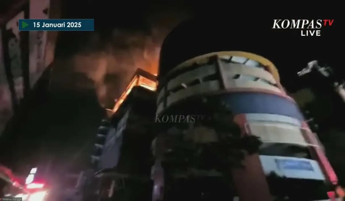 Glodok Plaza Kebakaran, Warga yang Terjebak Lambaikan Kain 