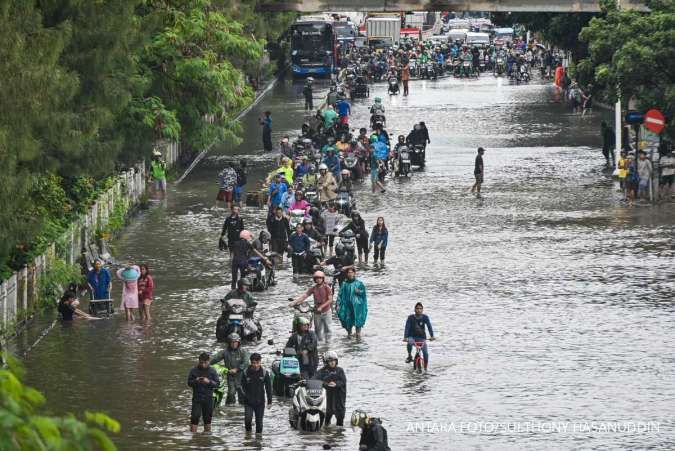 Jalan DI Panjaitan Macet Parah! Motor Mogok, Pengendara Terjebak Banjir