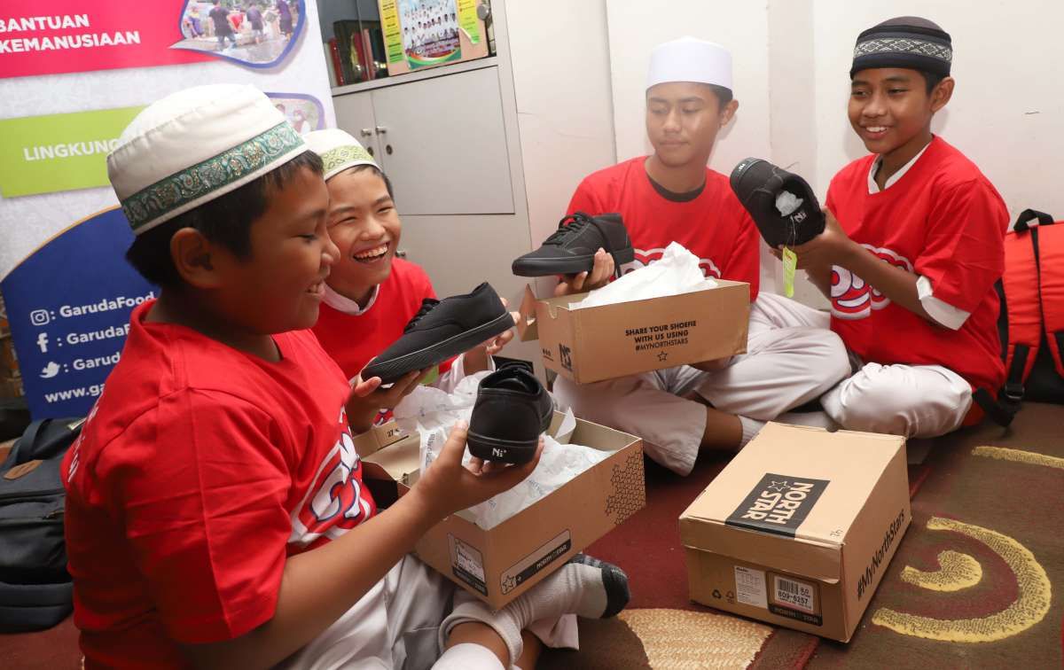 Garudafood Beverage Berbagi Beasiswa dan 1.000 Pasang Sepatu Sekolah