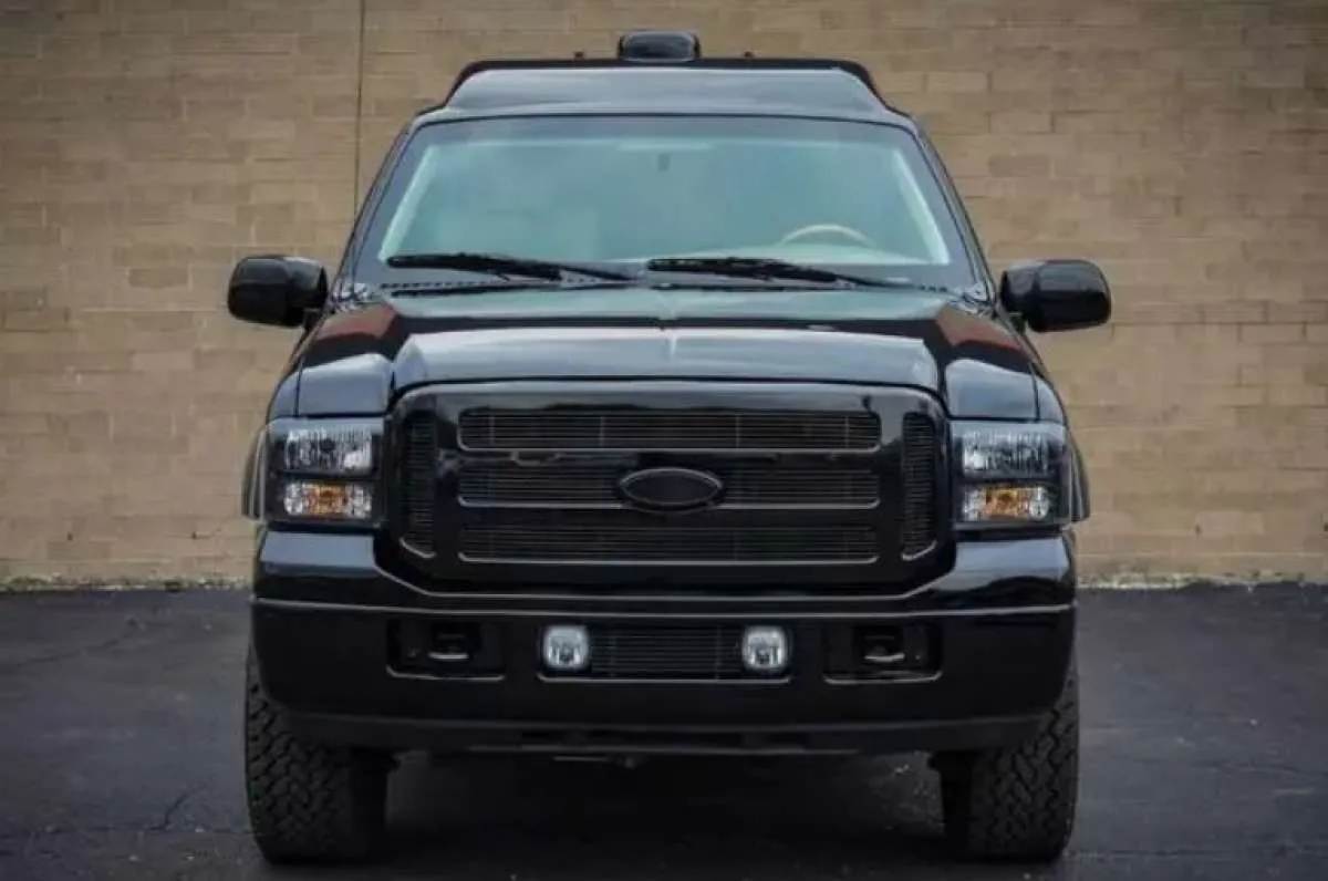 Intip kemewahan Ford Excursion, mobil bekas Raja Abdullah Yordania yang dijual murah