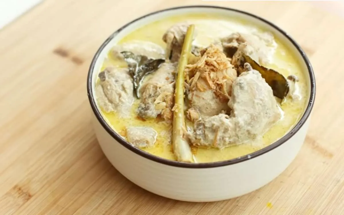 Resep Opor Ayam Bumbu Kuning dan Putih untuk Santapan Lebaran