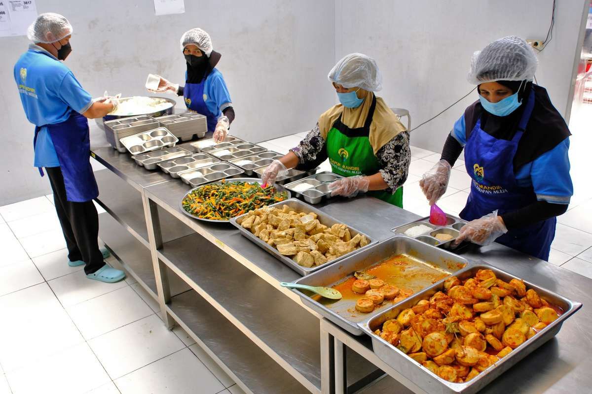 Sertifikasi Berlapis-lapis di Dapur Makan Bergizi