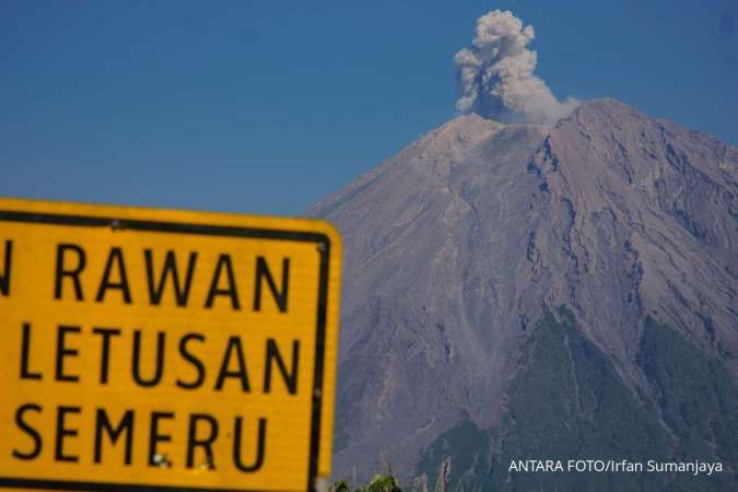 Awan Panas Semeru Meluncur 14 Km, Warga Berbondong Mengungsi ke Tempat Aman