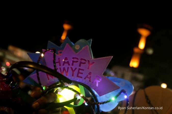 BERITA FOTO: Warga Padati Malam Tahun Baru 2022 di Jalan Asia Afrika Bandung