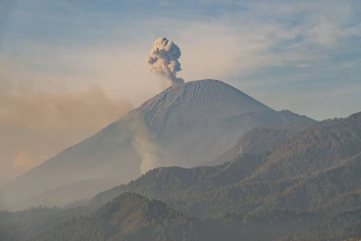 6 Gunung Api: Anak Krakatau, Sinabung, Merbabu Erupsi Serentak, Ini Analisa Penyebab