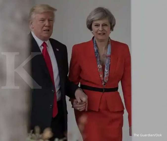  Saat Donald Trump genggam tangan PM Inggris Theresa May yang bikin panik