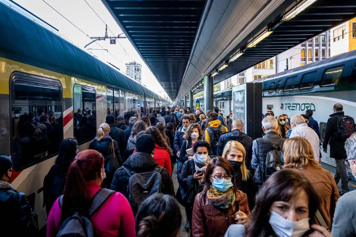 Kasus virus corona harian Italia melonjak ke rekor baru di atas 15.000