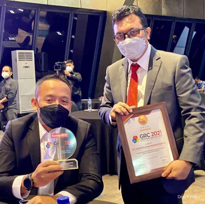 PTPN V dan CEO-nya, Jatmiko Santosa, meraih dua penghargaan GRC Award