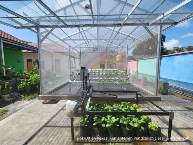 Petani di Jember Dapat Pantau Lahan Real-Time lewat Smart Green House & Agribot SIP
