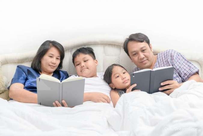 5 Manfaat Positif dari Kebiasaan Membacakan Buku Cerita kepada Anak Sebelum Tidur