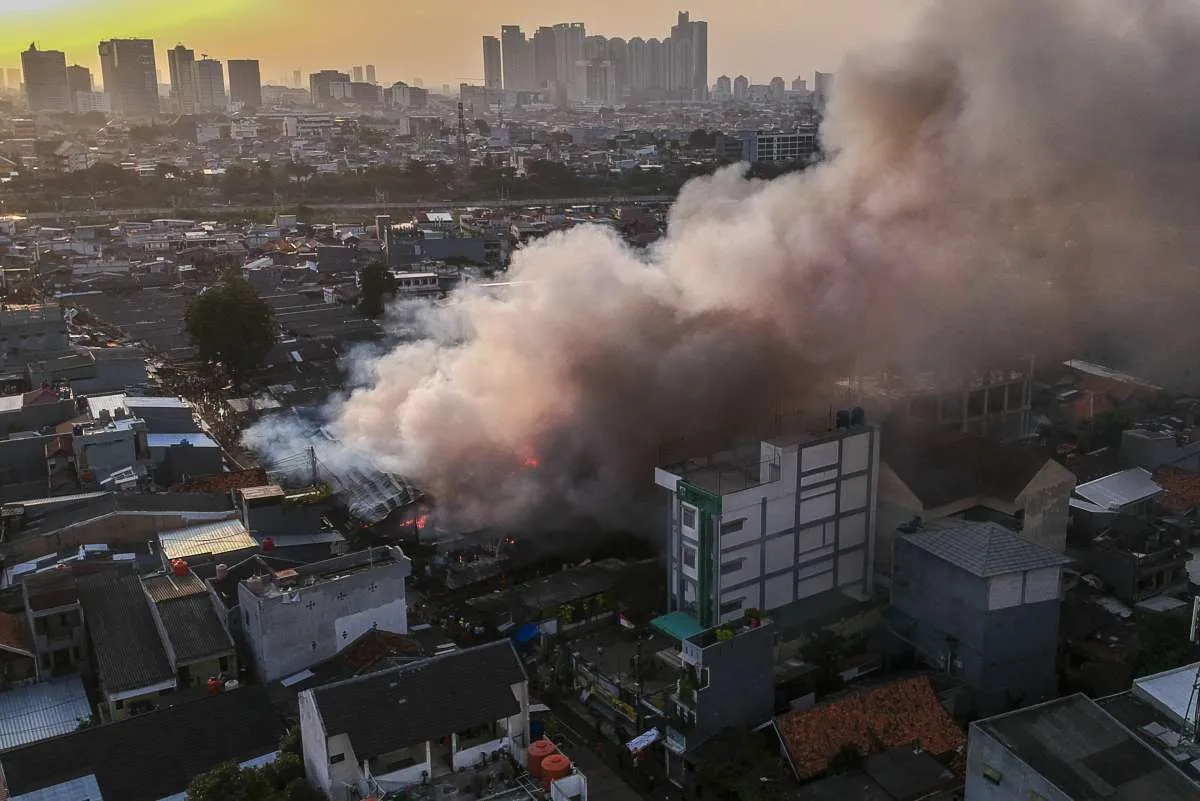 Pemadam kebakaran di Gedung Cyber sebut api muncul dari lantai 3