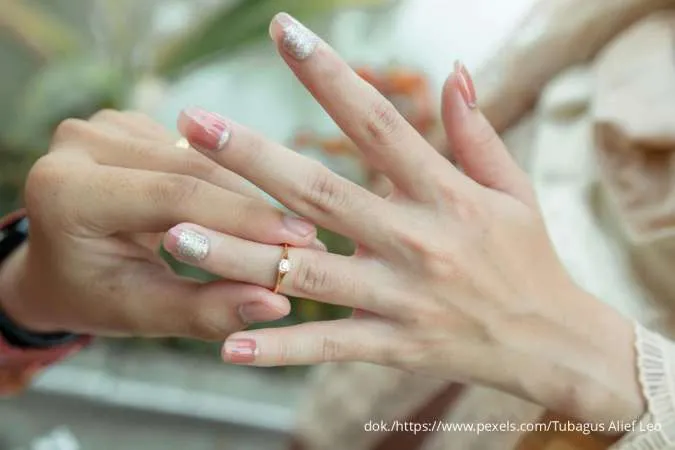 5 Trik Sederhana Melepas Cincin dari Jari Bengkak, Coba Dulu sebelum Dipotong