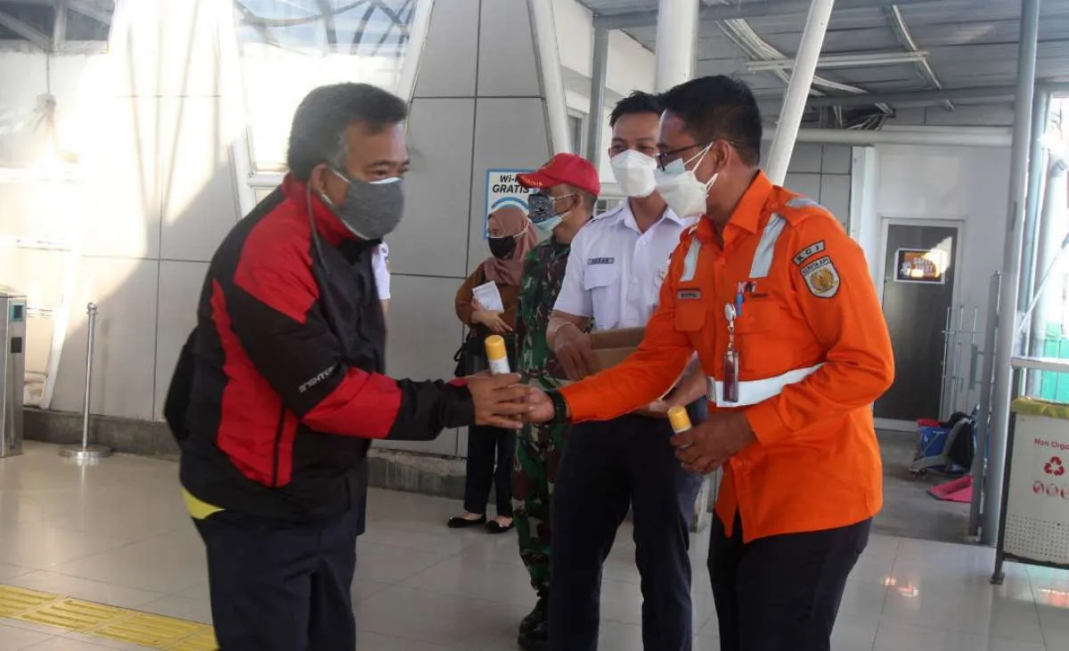 BigRoot care berkolaborasi dengan Sang Pisang salurkan hand sanitizer di Stasiun KRL