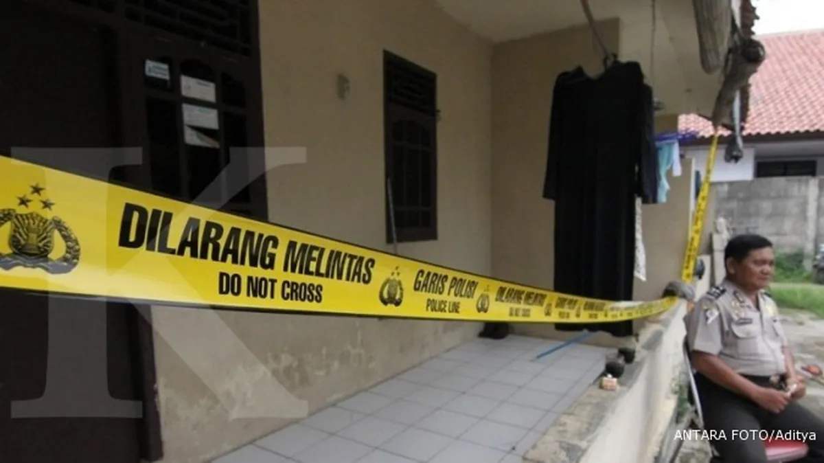 Jalan ke kontrakan Dayat masih diberi garis Polisi